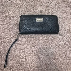 Black Micheal Kors Leather Continental wristlet